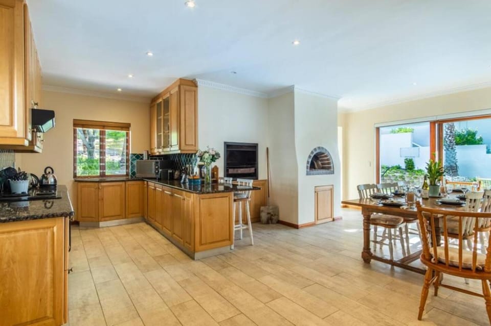 Coffee/tea facilities, Kitchen or kitchenette, Dining area, dishwasher, oven, stove