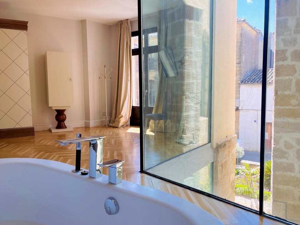 Photo of the whole room, City view