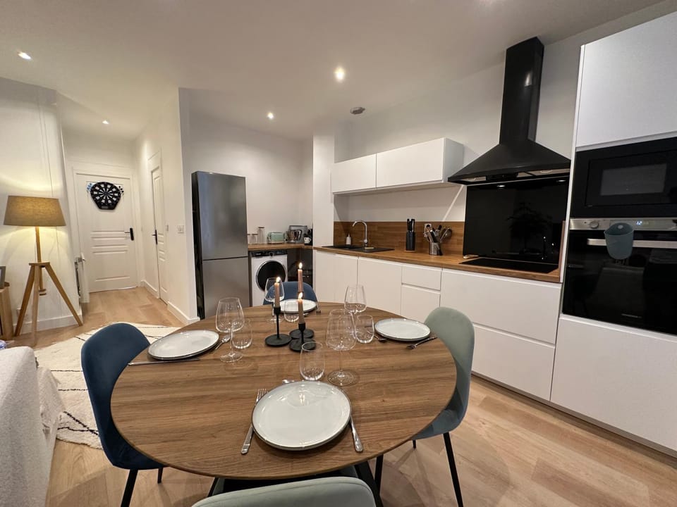 Kitchen or kitchenette, Dining area