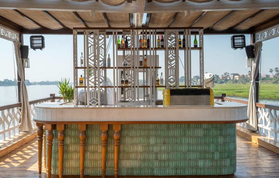 Day, Natural landscape, Lounge or bar, Food and drinks, River view, Drinks