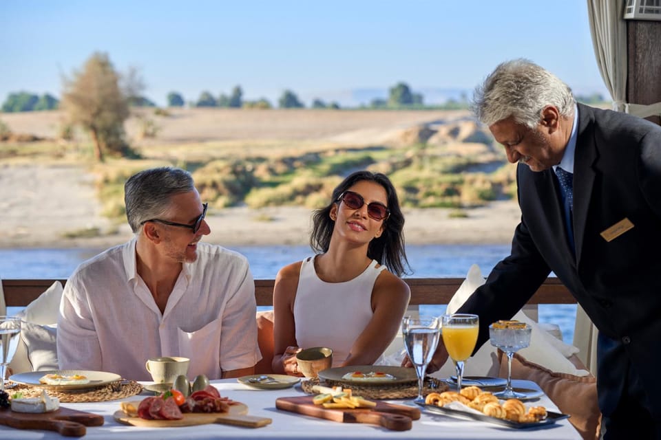 Restaurant/places to eat, Natural landscape, River view, Drinks