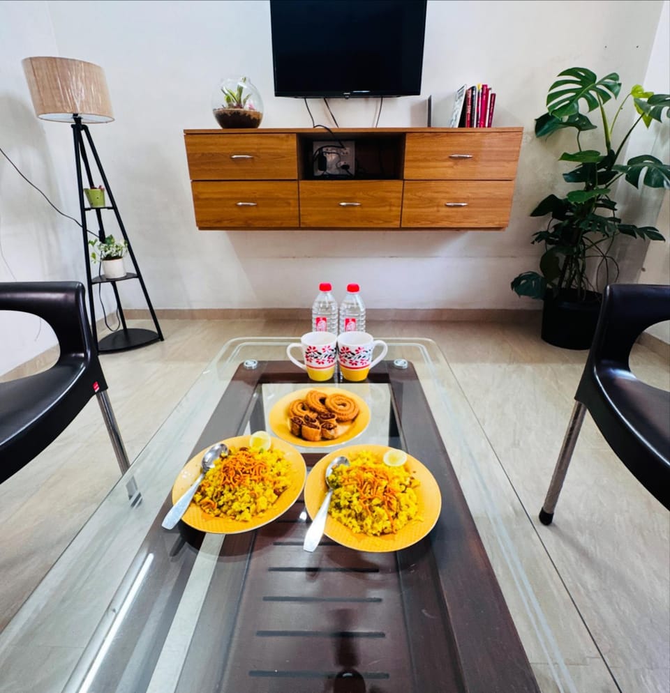 TV and multimedia, Living room, Food and drinks, Seating area, Food, Breakfast, Lunch, Dinner, Drinks