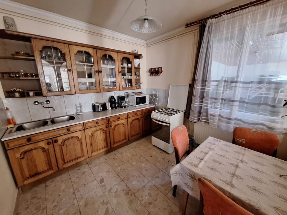 Kitchen or kitchenette, Dining area, oven