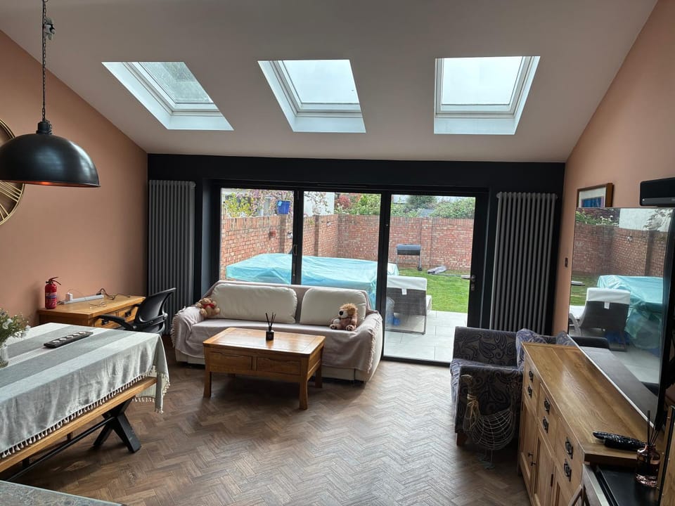 Bed, TV and multimedia, Living room, sunbed, towels