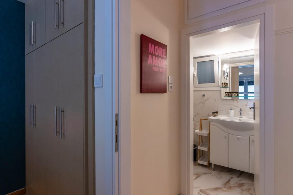 Retro Pop Classic 2 bed Luxury Hop to Acropolis Apartment in Athens