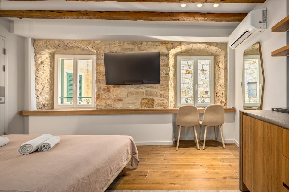 Bed, TV and multimedia, Kitchen or kitchenette, Photo of the whole room, Bedroom, towels