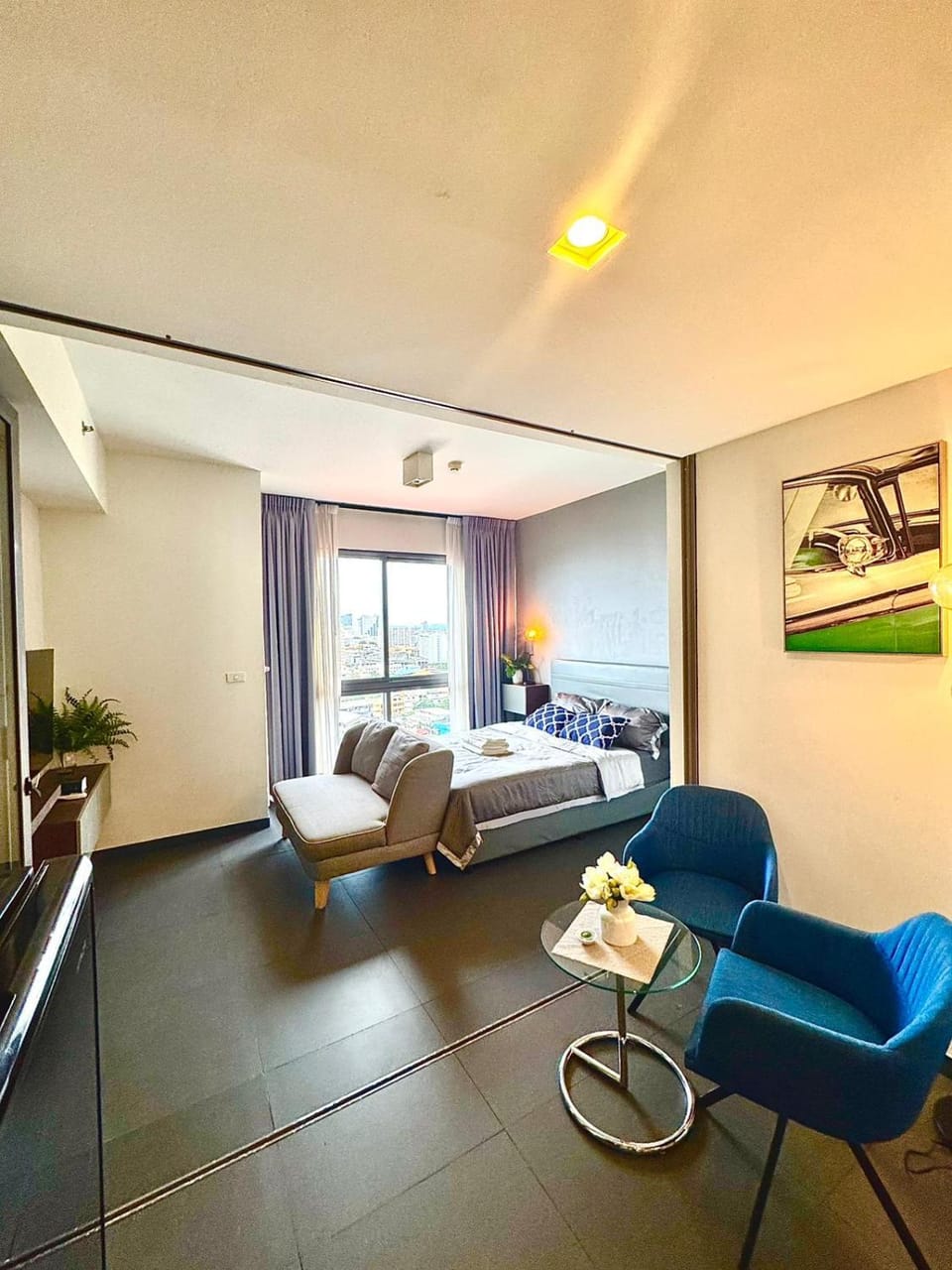 Bed, Living room, Photo of the whole room, Seating area, Bedroom