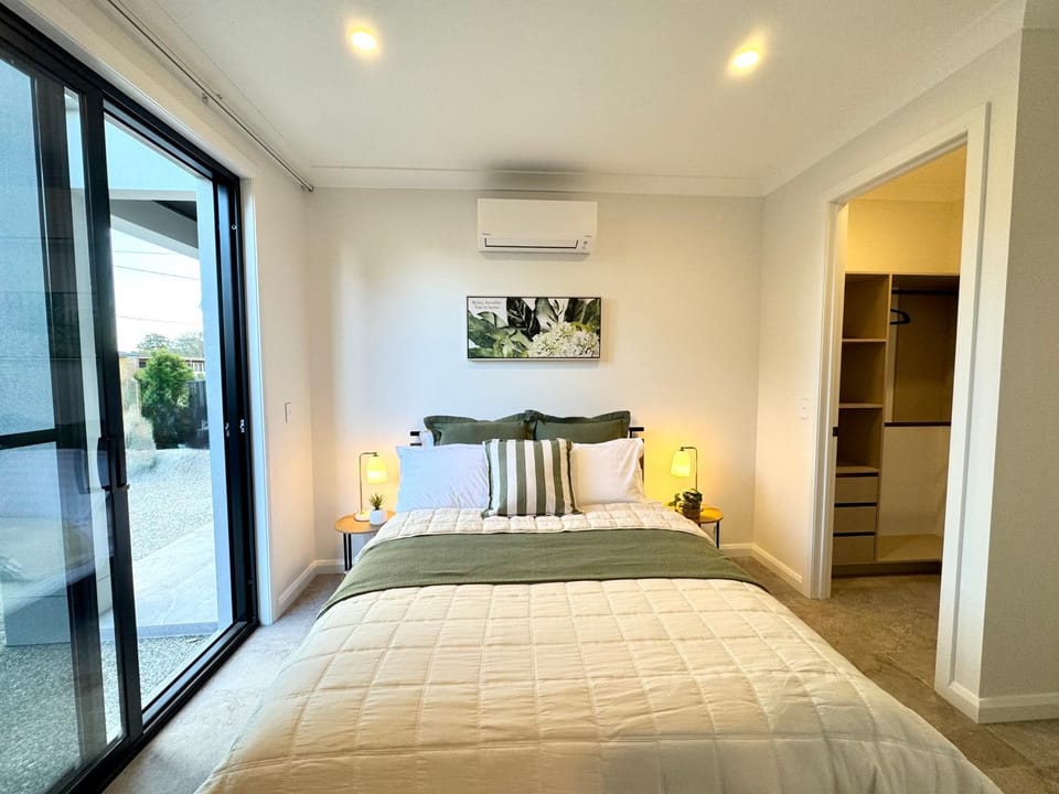 Luxe 2B2B Stay Walk to Sunnybank market square House in Brisbane