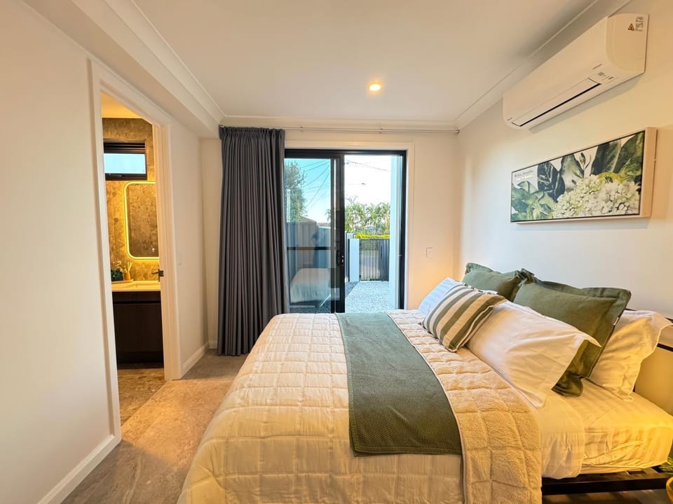 Luxe 2B2B Stay Walk to Sunnybank market square House in Brisbane