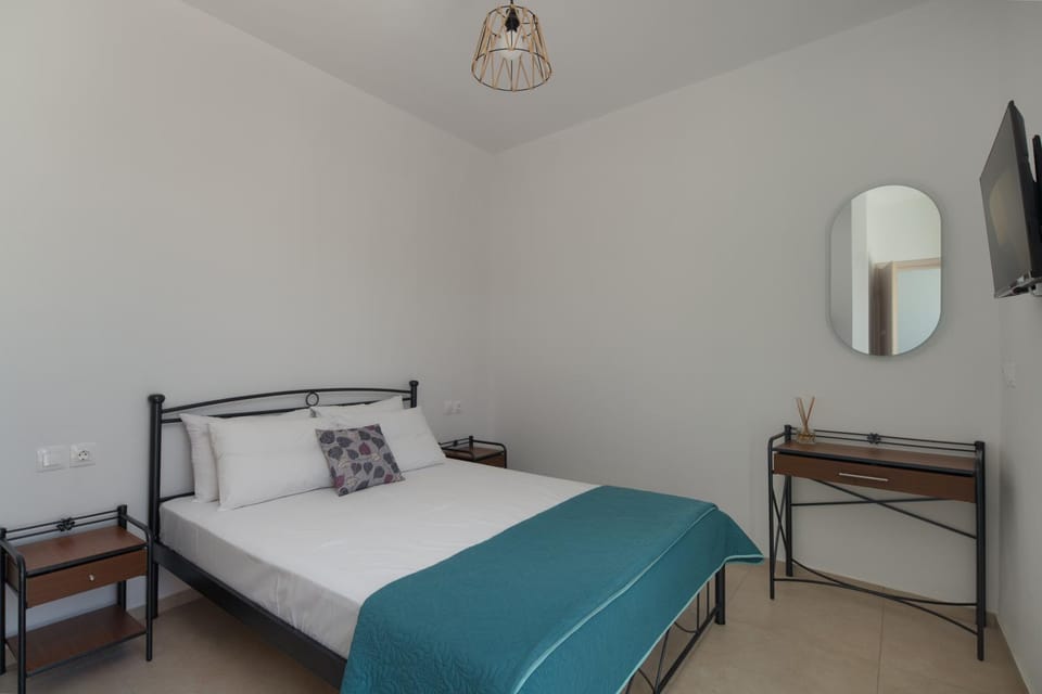 Bed, TV and multimedia, Photo of the whole room, Bedroom