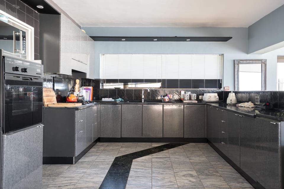 Coffee/tea facilities, Kitchen or kitchenette, oven, stove, toaster