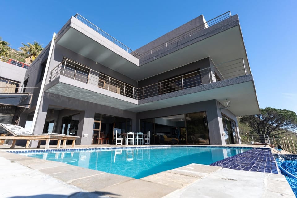 Property building, Day, Pool view, Swimming pool, sunbed