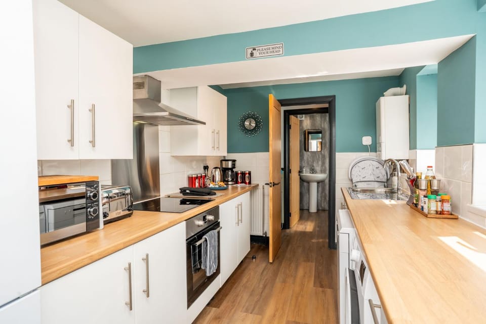 Coffee/tea facilities, Kitchen or kitchenette, dishwasher, oven, stove, toaster