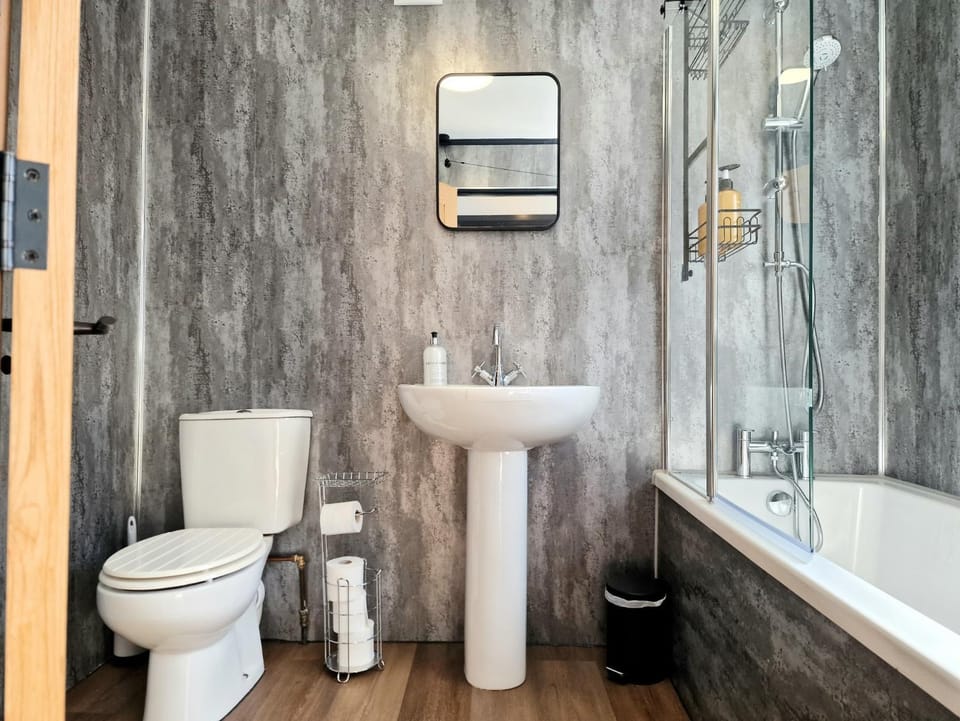 Shower, Toilet, Bathroom, Bath
