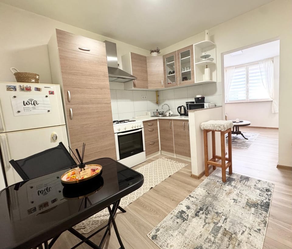 Coffee/tea facilities, Kitchen or kitchenette, oven, stove