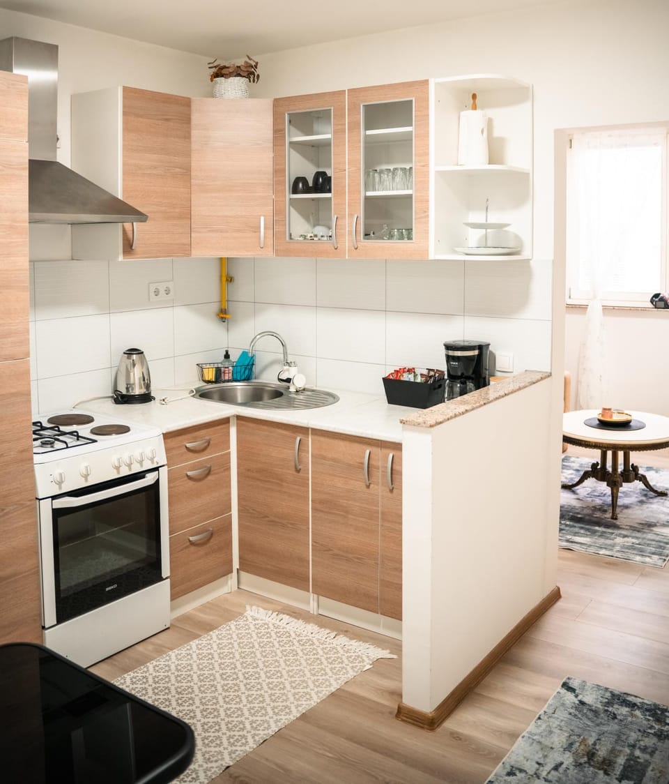 Coffee/tea facilities, Kitchen or kitchenette, stove
