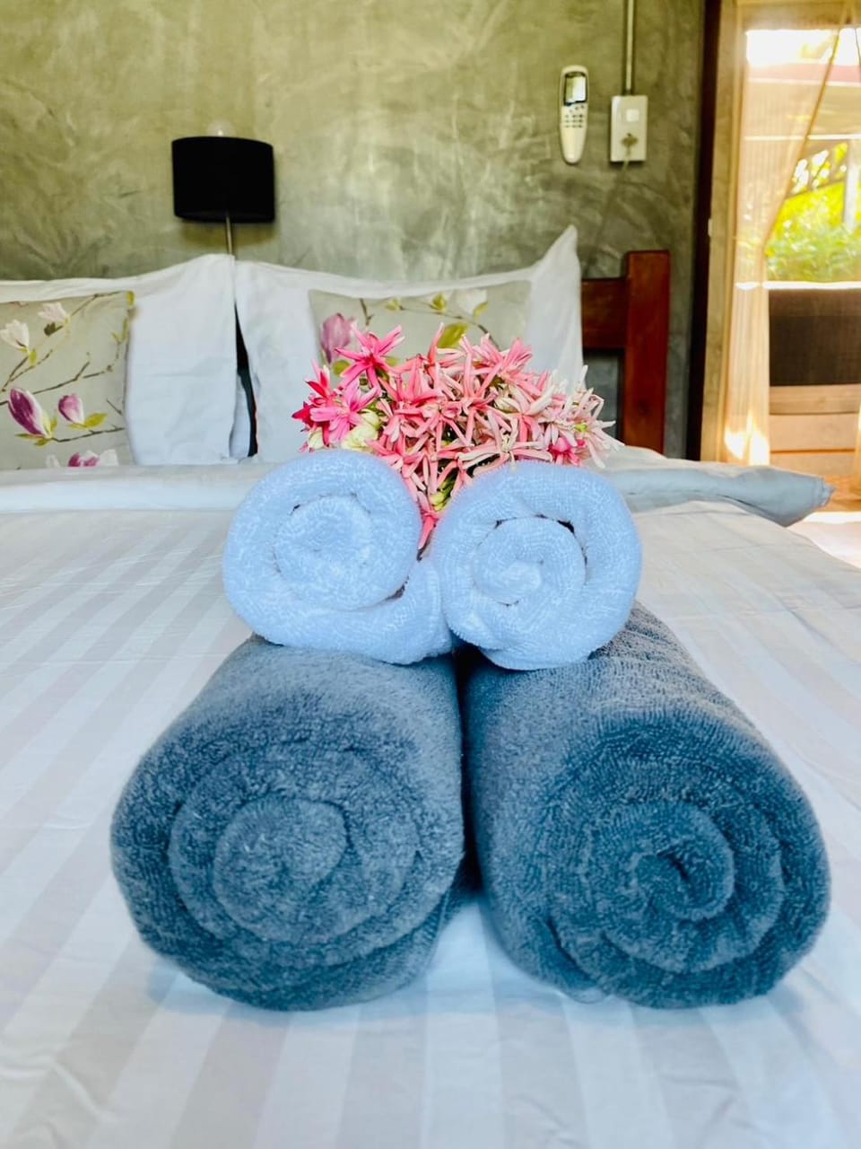 Photo of the whole room, towels