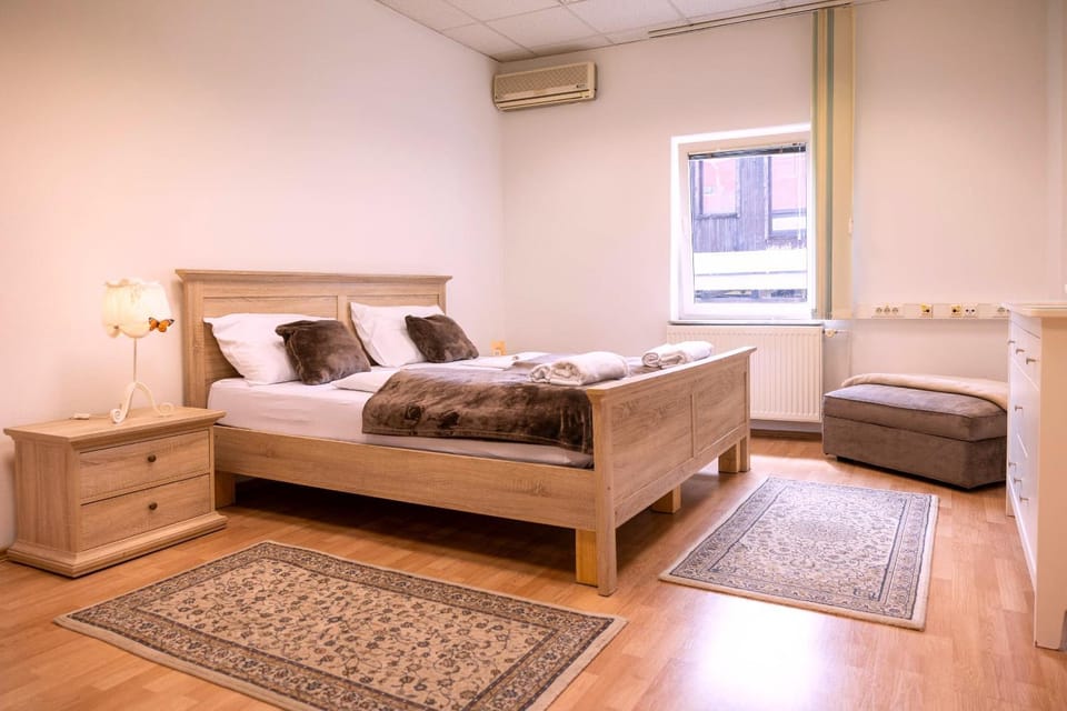 Bed, Seating area, Bedroom