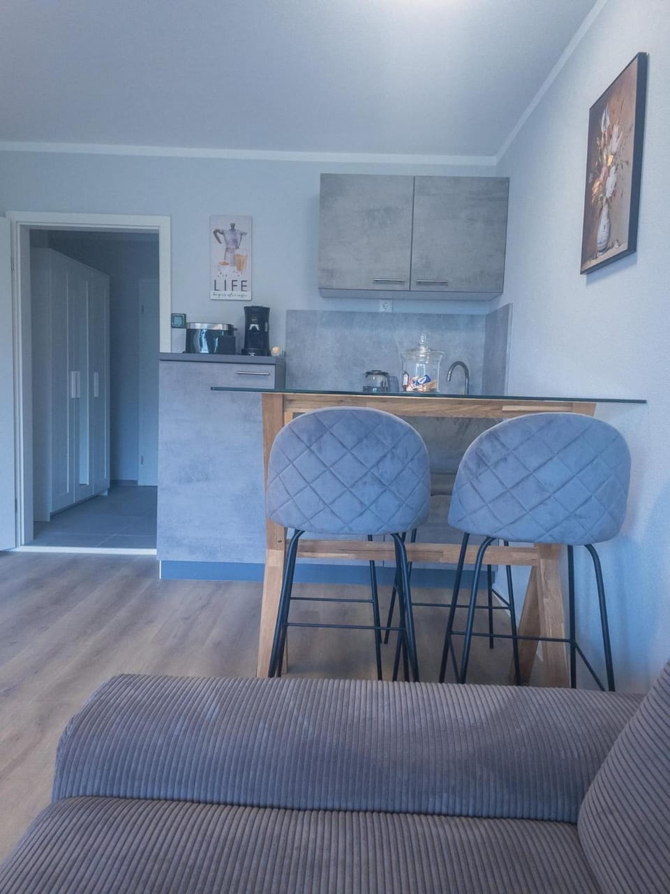 Kitchen or kitchenette, Living room, Seating area, Dining area