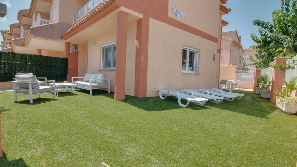 Property building, Garden, Garden, Balcony/Terrace, sunbed