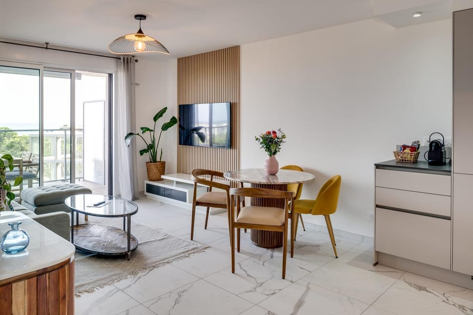 TV and multimedia, Coffee/tea facilities, Living room, Seating area, Dining area, Sea view