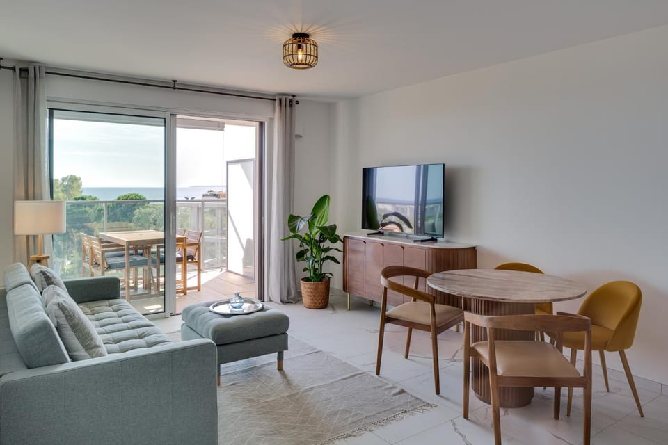 Seaside View Saint-Laurent Apartment in Nice