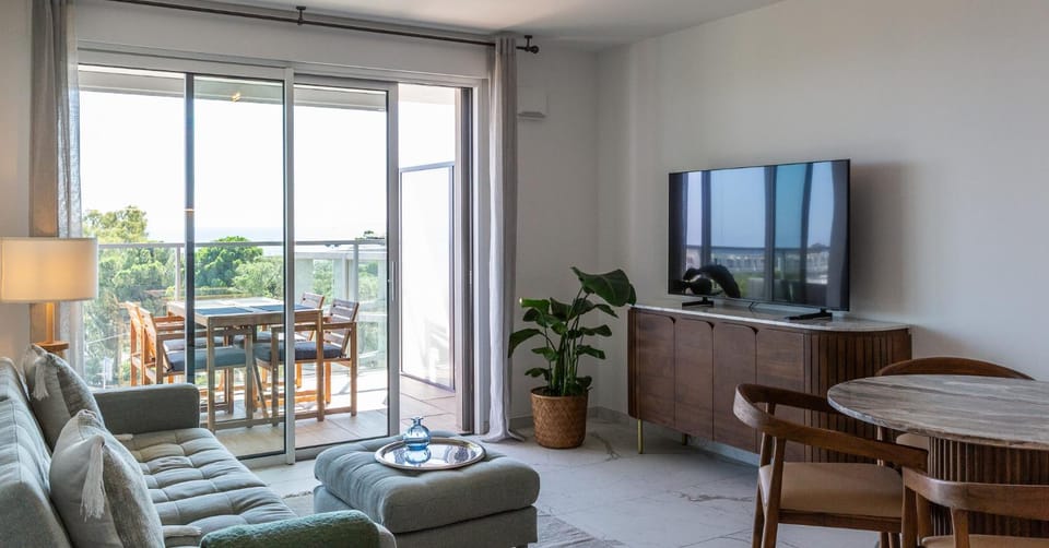 Seaside View Saint-Laurent Apartment in Nice