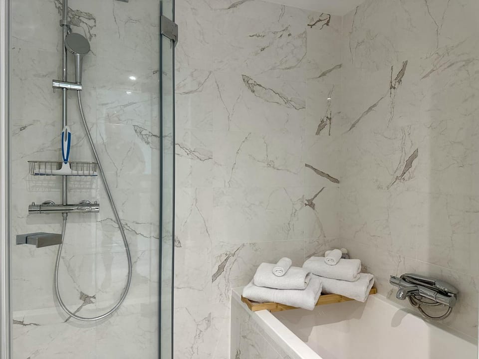 Shower, Bathroom, Bath, towels
