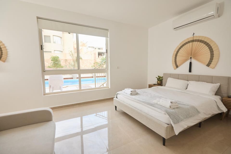 Bed, Photo of the whole room, Bedroom, Pool view, Swimming pool, towels, air conditioner