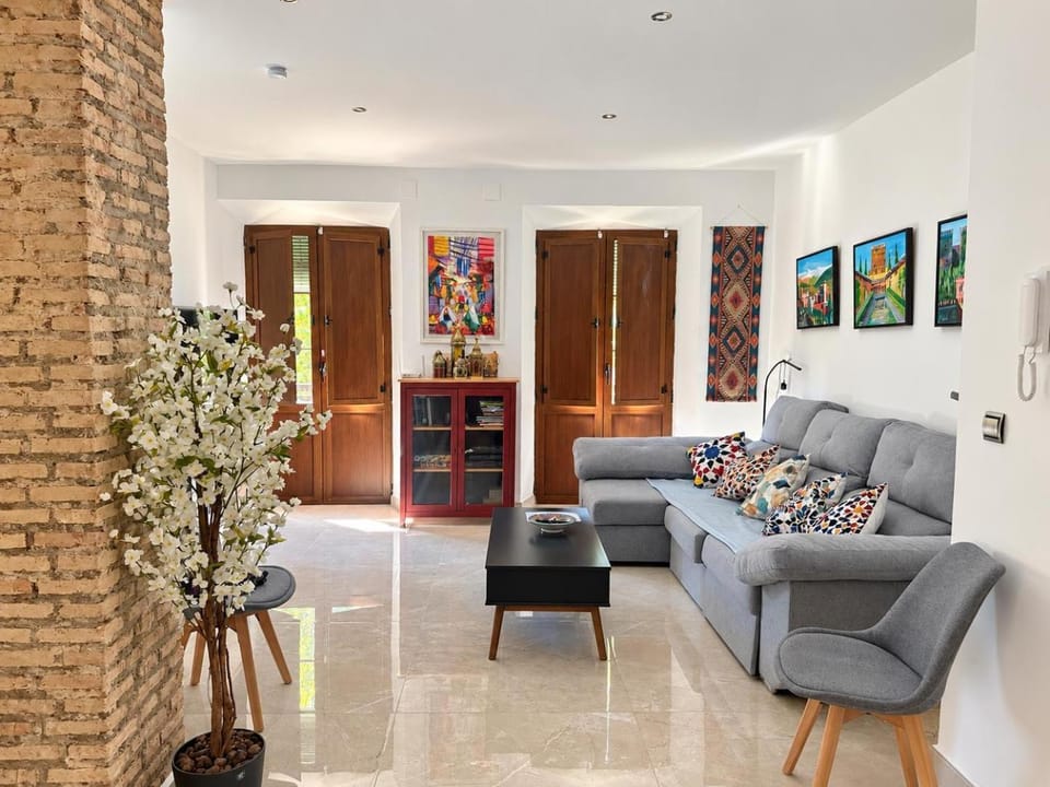 Casa Anjelita es un espacioso alojamiento en el Bajo Albaicin, 3 dormitorios, todo climatizado, ideal para ocio o trabajo a un paso del centro historico y de la sede de la universidad Apartment in Granada
