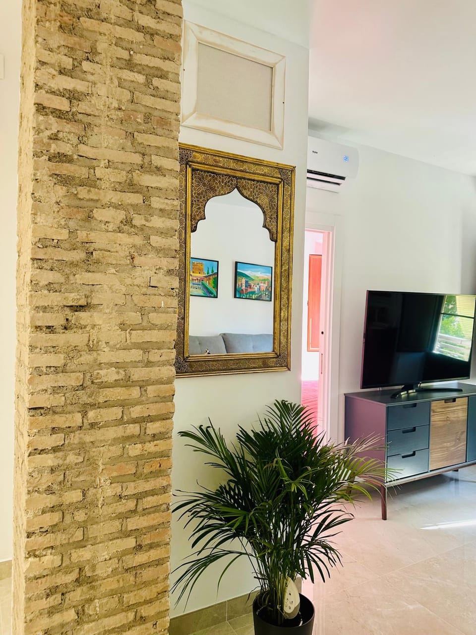Communal lounge/ TV room