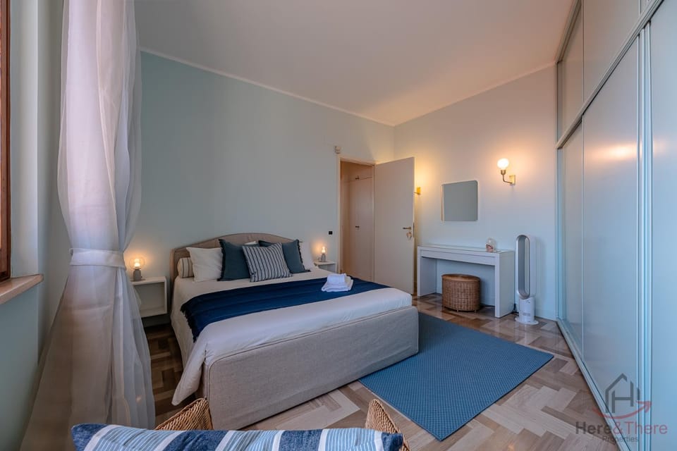 Bed, Photo of the whole room, Bedroom, internet, wardrobe