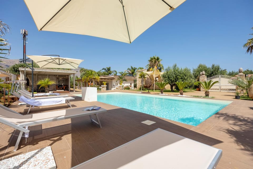 Swimming pool, sunbed