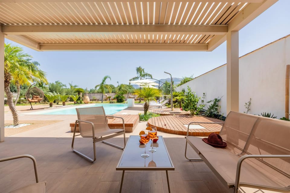 View (from property/room), Living room, Food and drinks, Seating area, Dining area, Garden view, Pool view, sunbed