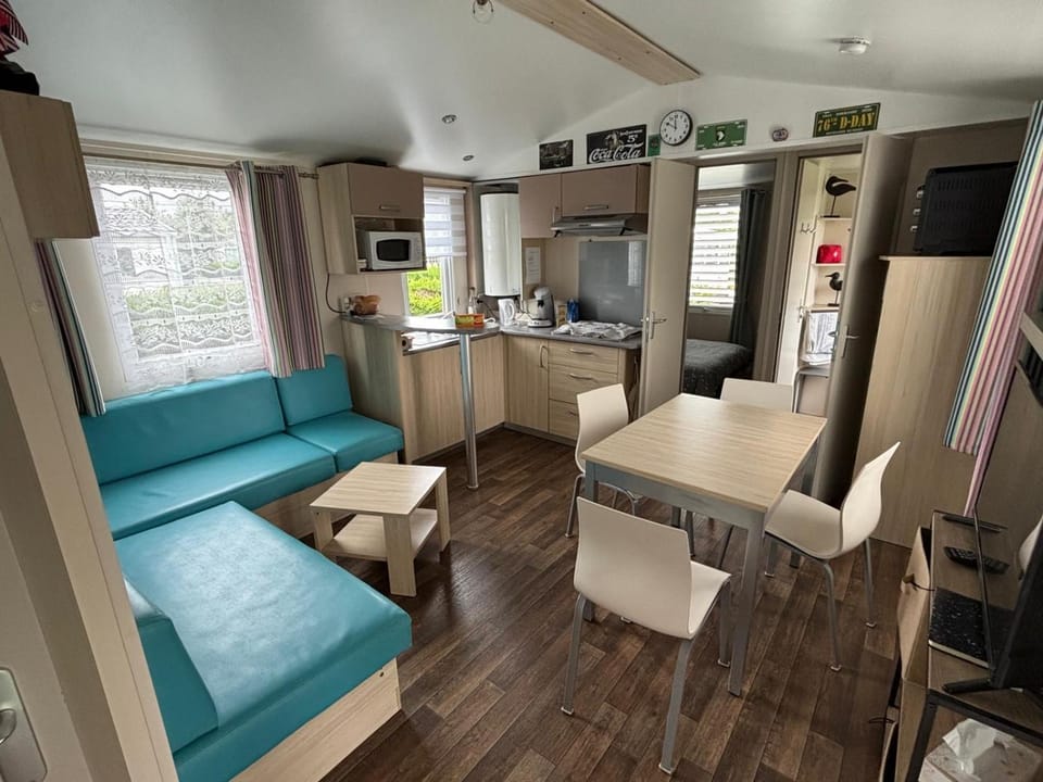 Kitchen or kitchenette, Living room, Dining area, oven, stove