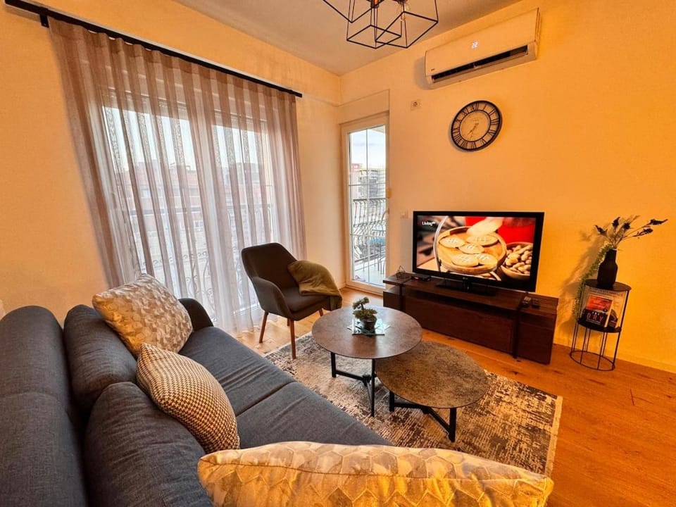Communal lounge/ TV room, TV and multimedia, Living room, Seating area, Evening entertainment, air conditioner