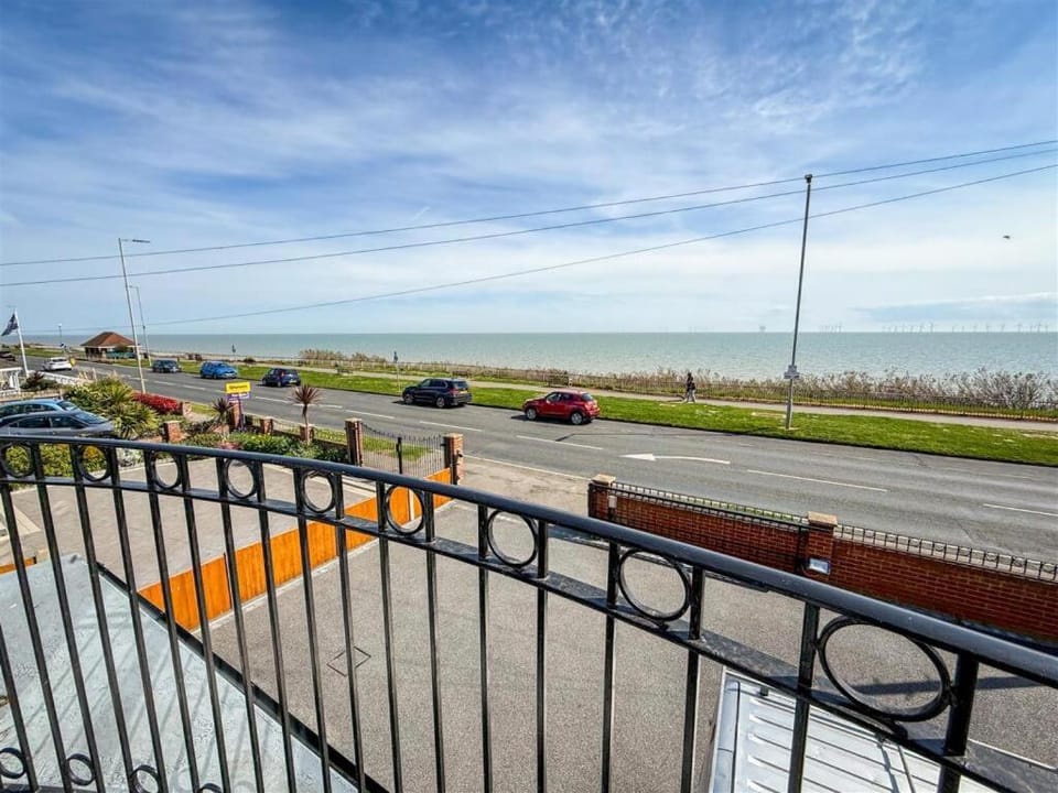 Oceanfront 4BR Beach Retreat House in Tendring District