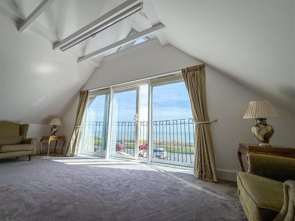 Oceanfront 4BR Beach Retreat House in Tendring District