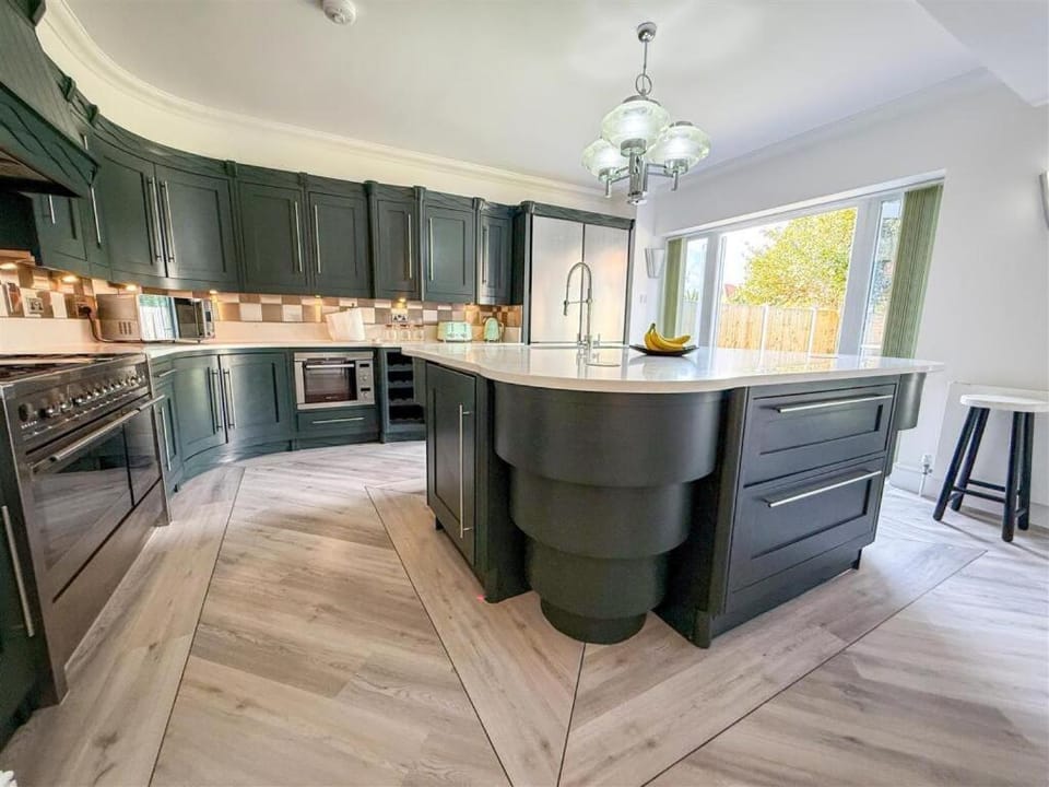 Oceanfront 4BR Beach Retreat House in Tendring District