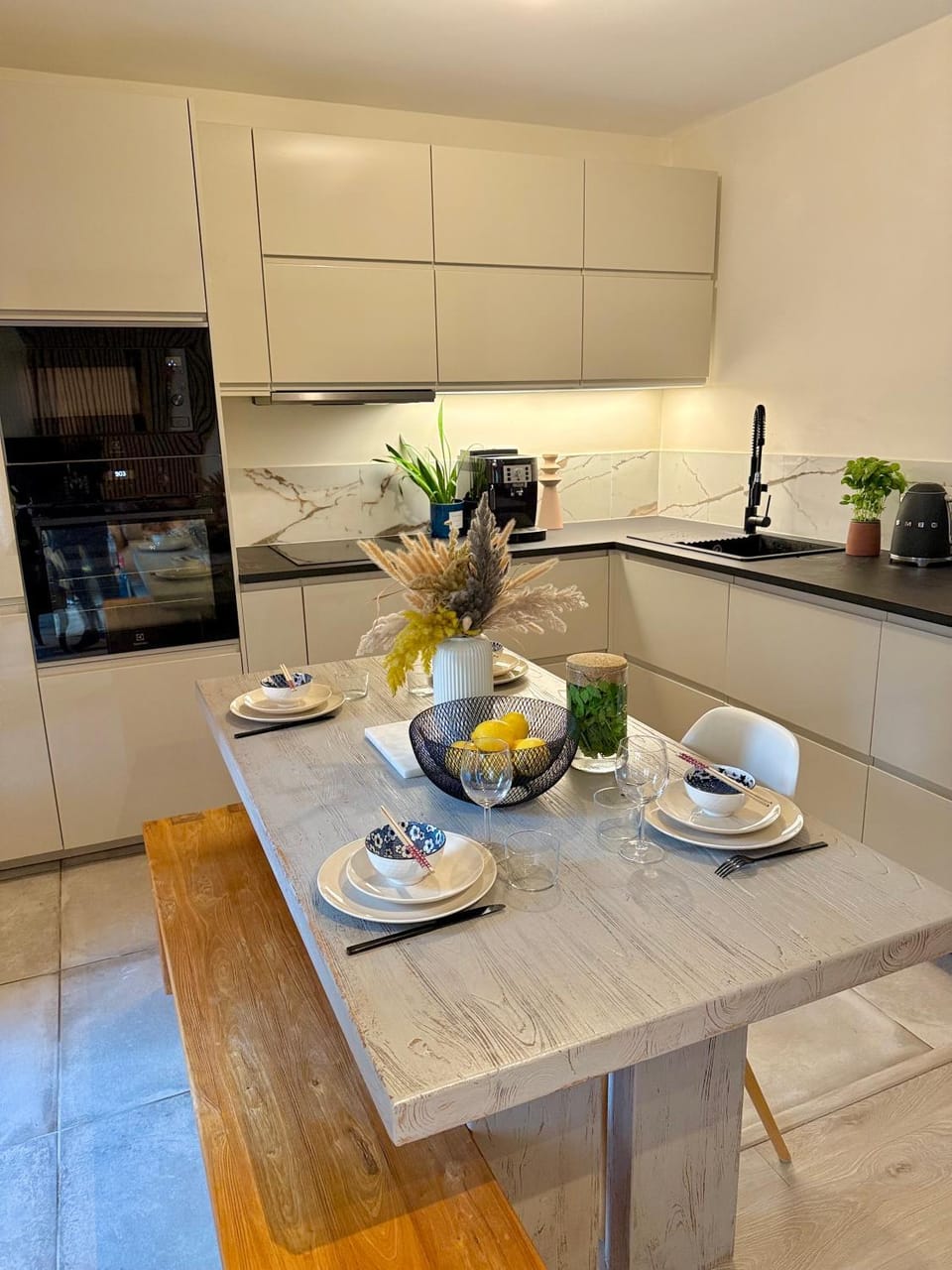 Coffee/tea facilities, microwave, stove, kitchen