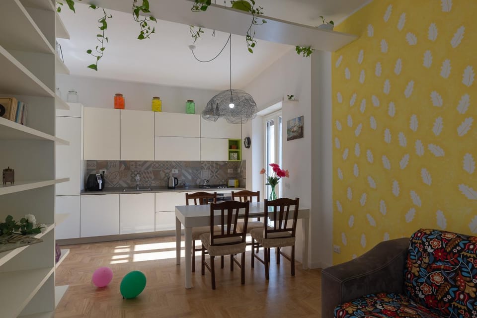 Kitchen or kitchenette, Seating area, Dining area