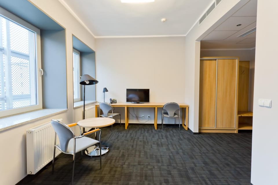 TV and multimedia, Seating area, Bedroom