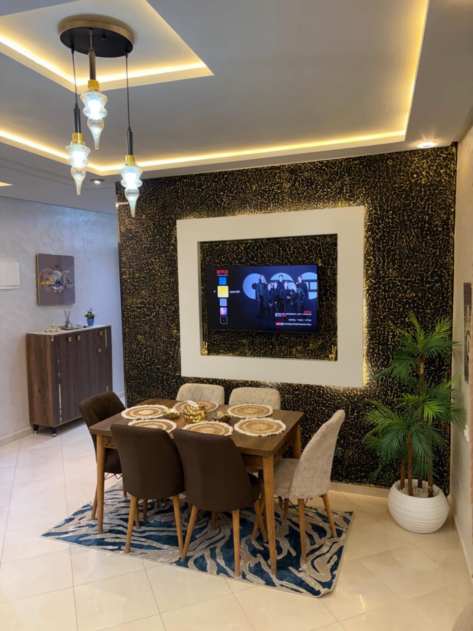 TV and multimedia, Living room, Seating area, Dining area