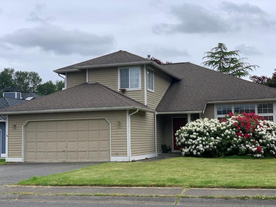 Cedar River one bedroom in a four bedroom house House in Cascade-Fairwood
