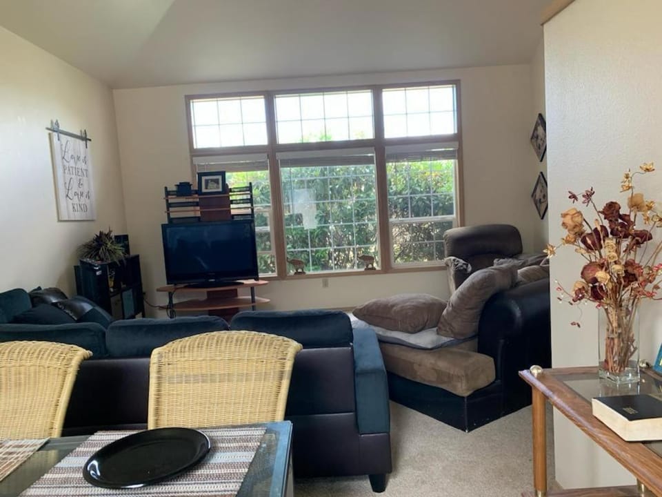 Cedar River one bedroom in a four bedroom house House in Cascade-Fairwood