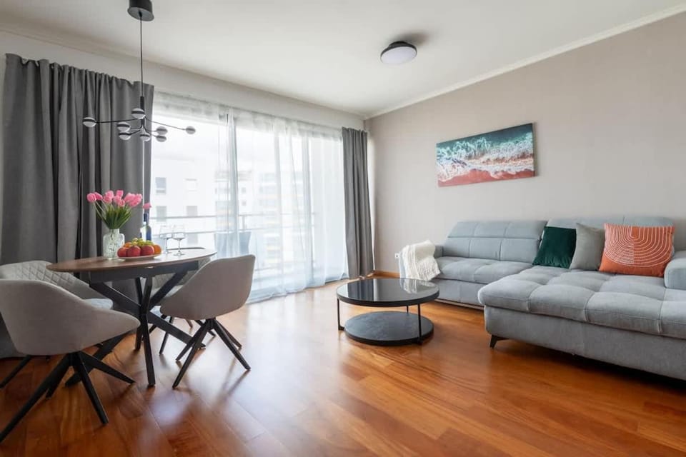 Sky View - Spacious Stay with Pool & Gym Apartment in Funchal