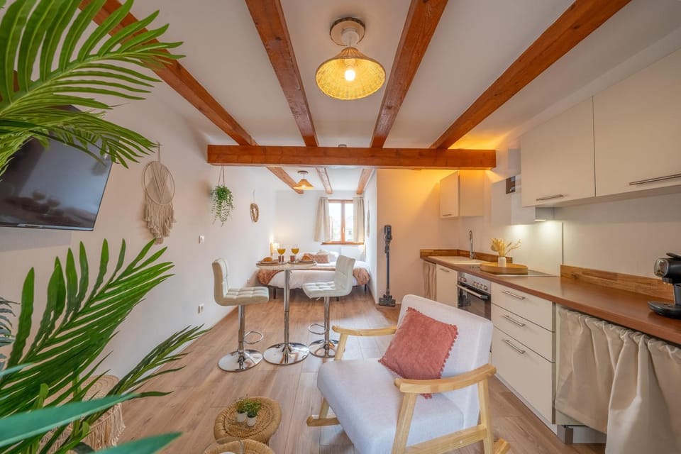 Seating area, Dining area, Communal kitchen