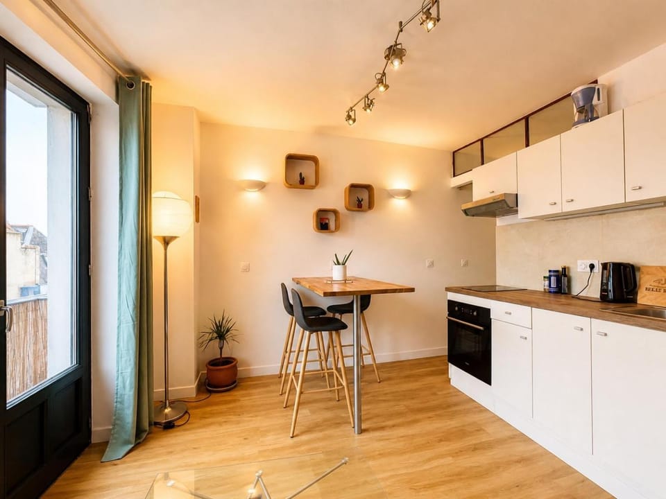 Coffee/tea facilities, Kitchen or kitchenette, stove