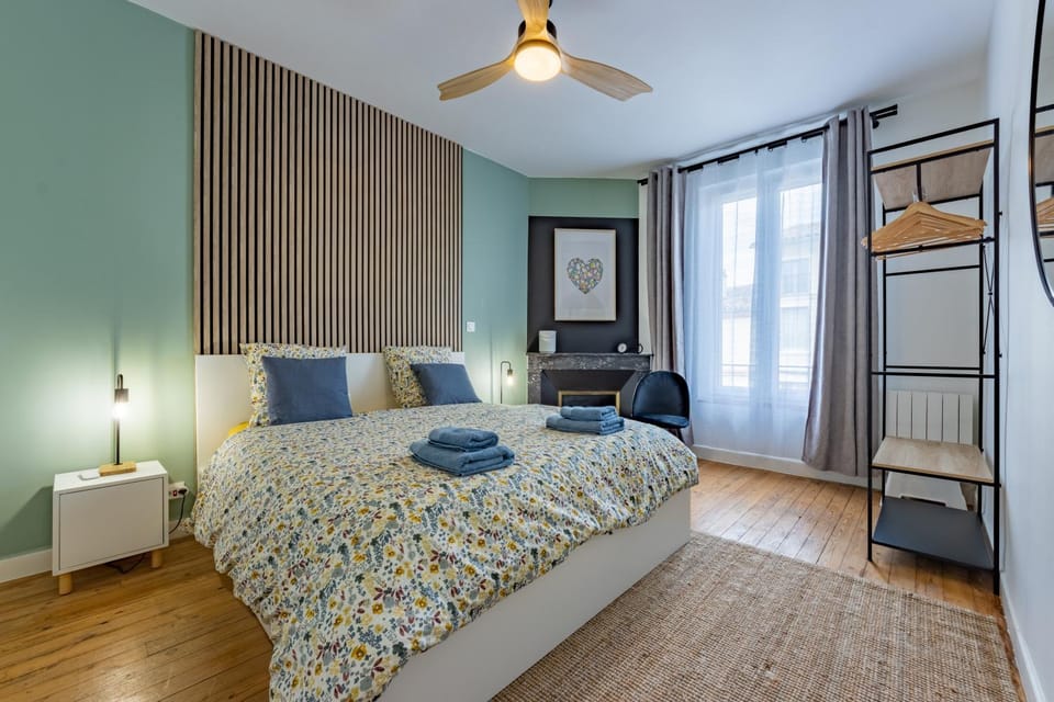 Bed, Photo of the whole room, Bedroom, towels