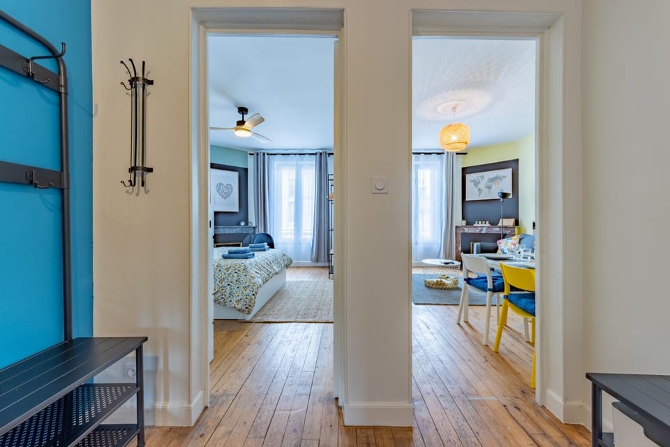 Bed, Living room, Photo of the whole room, Seating area